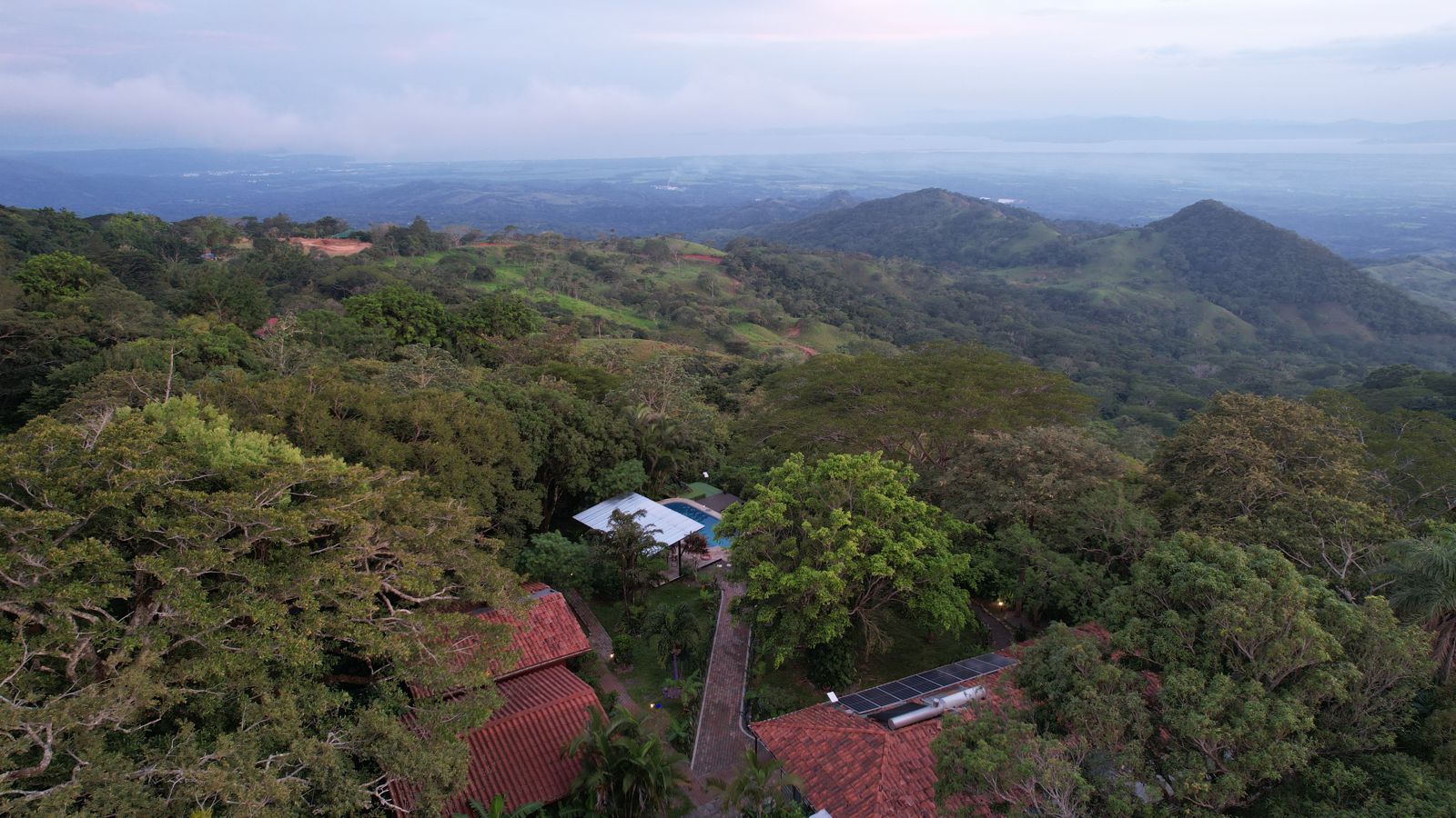 Vista aérea de la finca con el Golfo de Nicoya al fondo