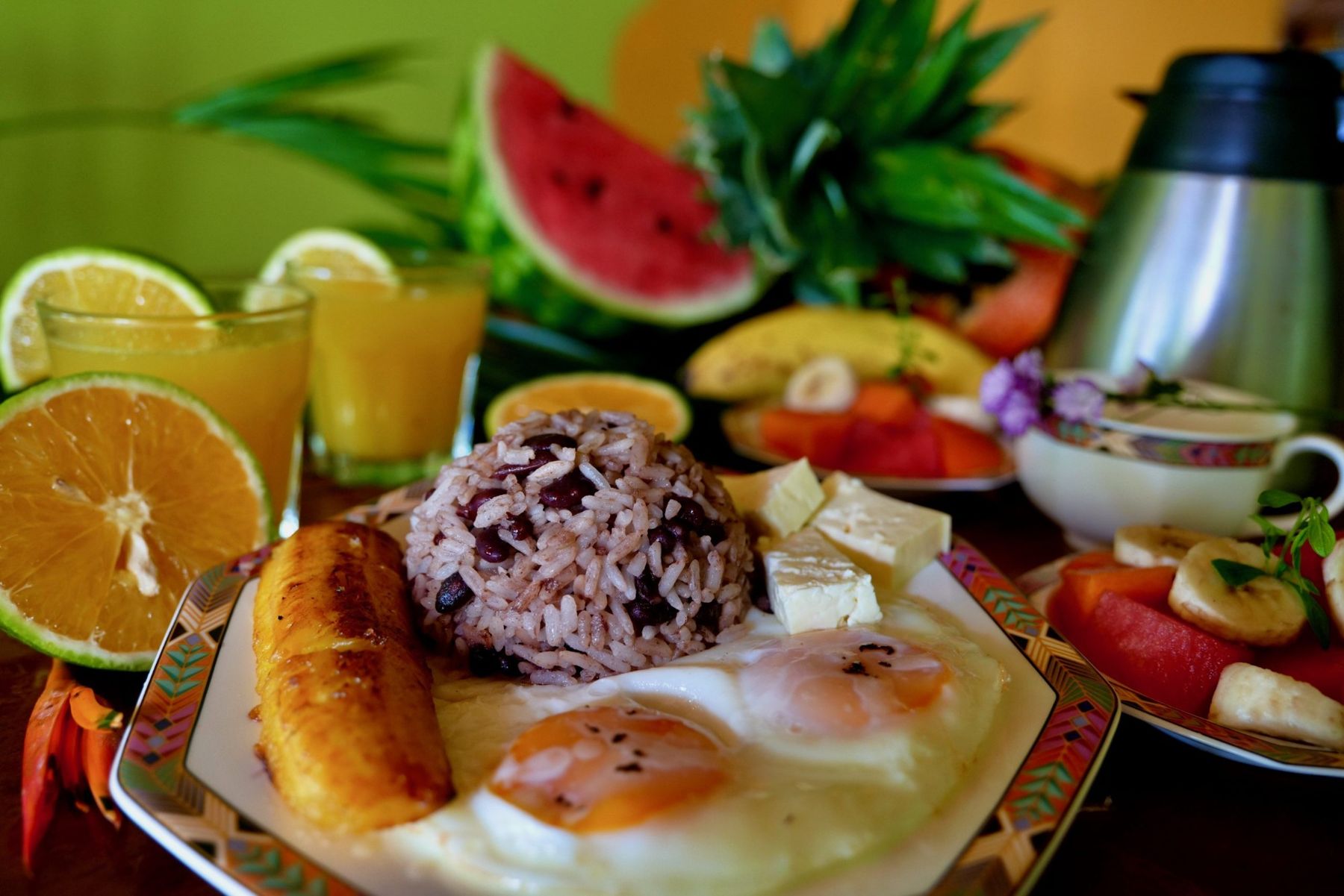Desayuno Mirador: gallo pinto, huevos, queso, plátano maduro, fruta y jugo de naranja