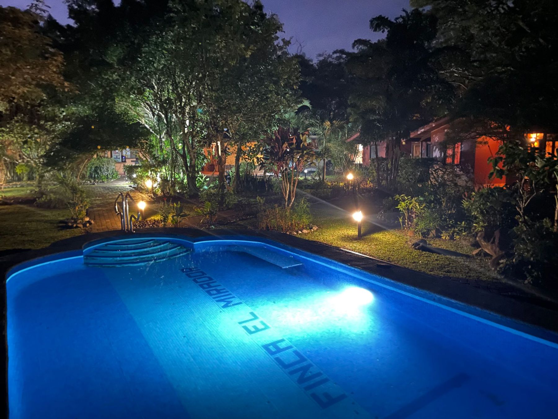 Piscina y jardines del Mirador de noche