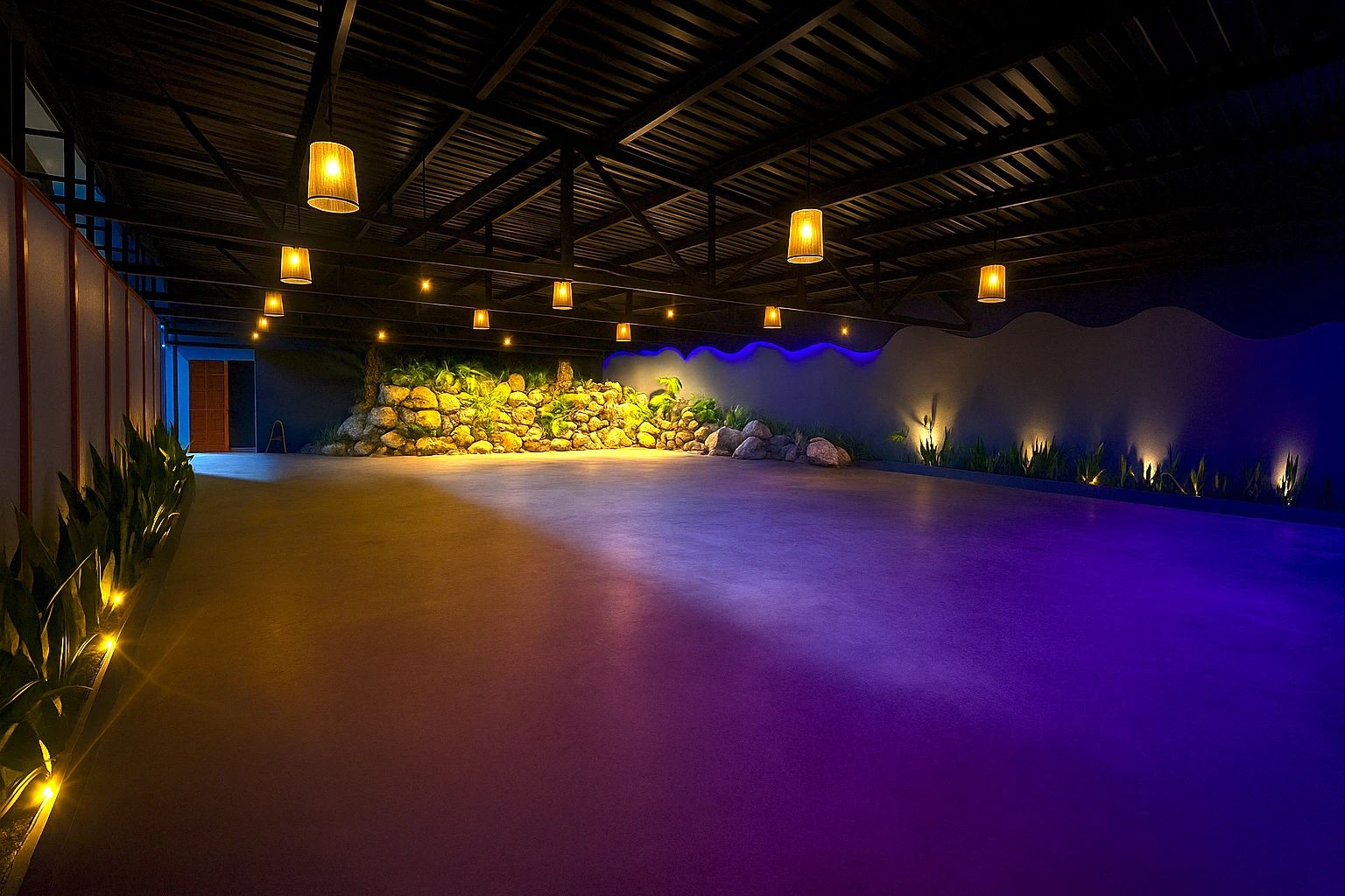Salón con iluminación de ambiente nocturna